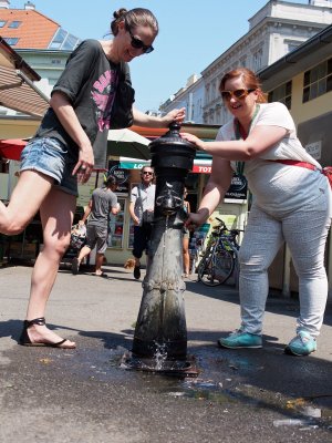 Sabine Hallwachs und Nikky Wlasak mit dem Trinkbrunnen am Karmeltiermarkt Sabine Hallwachs und Nikky Berger mit dem Trinkbrunnen am Karmeltiermarkt