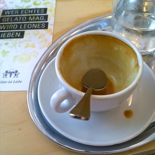 Eine ausgetrunkene Kaffeetasse im Leones