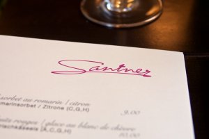 Ausschnitt Speisekarte Brasserie Santner Das Logo der Brasserie Santner auf der Speisekarte