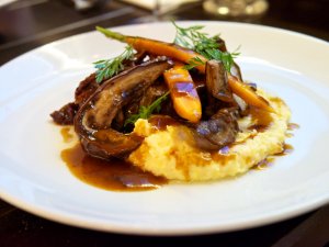 Geschmortes vom Rind, cremige Polenta, Melanzani Geschmortes vom Rind, cremige Polenta, Melanzani, Karotten