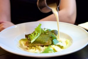 Gratiniertes Welsfilet, Quinoa, Selleriepüree, Beurre blanc Gratiniertes Welsfilet, Quinoa, Selleriepüree, Beurre blanc