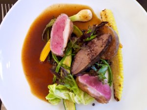 Lamm (gebraten & geschmort), Linsen, Thymianjus Lamm (gebraten & geschmort), Linsen, Thymianjus, Frühlingszwiebel, Mais, Zucchini