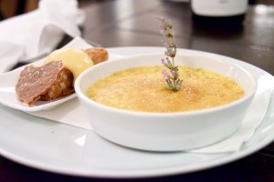 Lavendel-Crème-brûlée, Dattelparfait Lavendel-Crème-brûllée, Dattelparfait