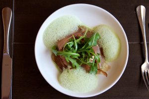 Pochiertes Ei, Rohschinken, Melanzanicrème Pochiertes Ei, Rohschinken, Melanzanicrème