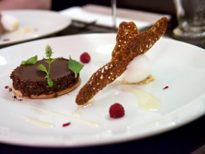 Vollmilchschokoladentarte, Rosmarinsorbet, Zitrone Vollmilchschokoladentarte, Rosmarinsorbet, Zitrone