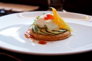 Zucchinitarte, Gurkensorbet, Ziegenfrischkäseschaum Zucchinitarte, Gurkensorbet, Ziegenfrischkäseschaum