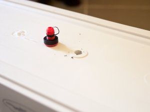 Lechuza Balconera Color - Überlaufschraube Verschlußschraube und Abflußloch der Lechuza Balconera Color