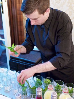 Abstecher an die Bar Ein Barkeepr mixt Mojitos mit Averna