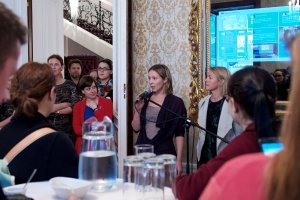 Ausblick auf den AMA_Foodblog-Award 2014 Sandra Wagner und Alexandra Palla am Mikrophon, Sarah Krobath hört zu