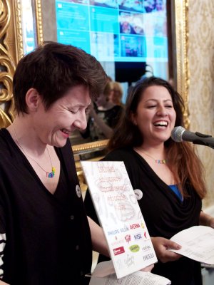 Dani Terbu, Nina Mohimi, Sponsoren Dani Terbu und Nina Mohimi präsentieren die Liste der Sponsoren des Foodcamp 2014