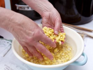 Eingeweikte Sojabohnen Eingeweikte Sojabohnen in einer Schüssel