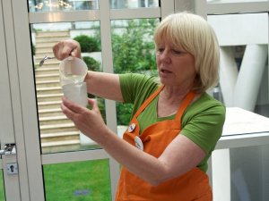 Elisabeth Fischer mit NIgari-Lösung Elisabeth Fischer mischt eine NIgari-Lösung an