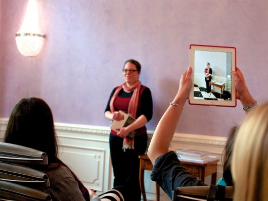 Katharina Seiser live und am Bildschirm eines iPad