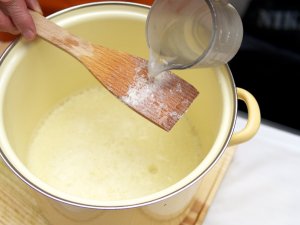 Nigari eintropfen Die Nigari-Lösung wird vorsichtig in die Sojamilch eingetropft