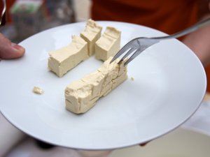 Tofu-Kostprobe Kleine Stücke frischen Tofus auf einem Teller