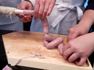 Wurstbrät wird in Naturdärme gefüllt Wurstbrät wird in Naturdärme gefüllt