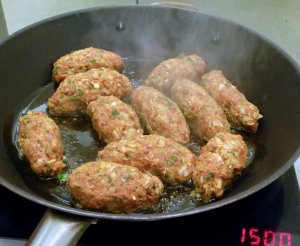 Fleischbällchen-Spieße Fleischbällchen-Spieße nach "Vom Glück, gemeinsam zu essen" in der Pfanne