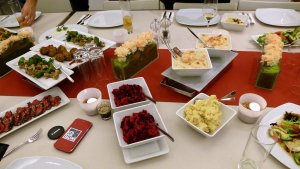 Gedeckter Tisch bei Wrenkhs Die gut gefüllte Tafel bei Leo & Karl Wrenkh