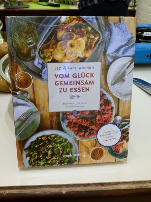 Kochbuch "Vom Glück, gemeinsam zu essen" von Leo & Karl Wrenkh