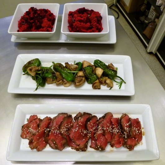 Rote-Rüben-Couscous, Pimientos mit Champignons, asiatisch gewürztes Roastbeef