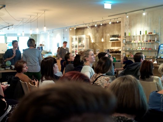 Blick über das Publikum beim FoodCamp 2015. In deR Mitte Iwona Laub.