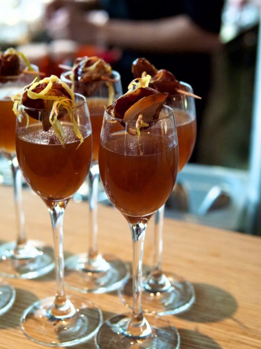Cocktails mit Snack im Restaurant Die Liebe