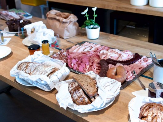Das Frühstücksbuffet am FoodCamp 2015, Blutwurst, Schweinsbraten, Schinken, verschiedene Brote
