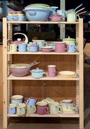 IVAR mit Riess-Emaille-Geschirr Ein IKEA-Regal voll mit Emaille-Geschirr von Riess