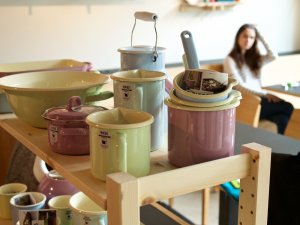 Riess-Geschirr vor dem Frühstück Verschiedenes Emaille-Geschirr von Riess vor dem Frühstücksbereich von Die Liebe