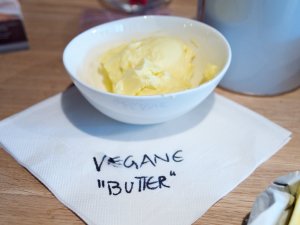 Vegane "Butter" Veganer Brotaufstrich mit Beschriftung "Butter" unter Anführungszeichen
