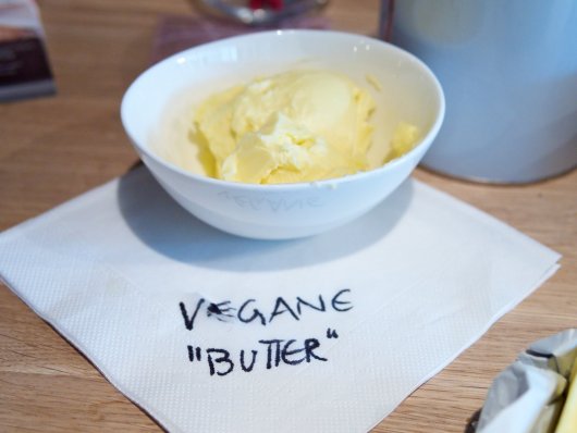 Veganer Brotaufstrich mit Beschriftung "Butter" unter Anführungszeichen