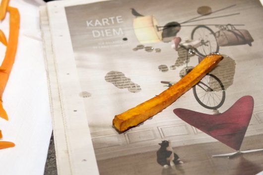 Der Süßkartoffel-Probe-Pommes-Frites auf einer Zeitungsseite