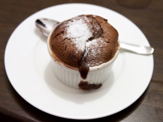 Ein warmes Schokoladentörtchen auf einem Teller