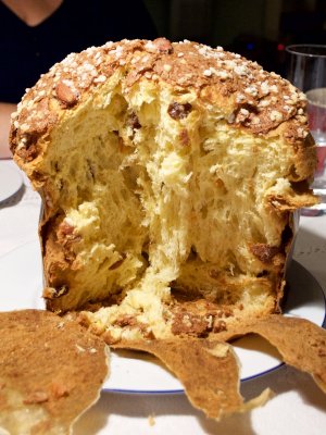 Panettone - Kurkonditorei Oberlaa Angeschnittener Panettone der Kurkonditorei Oberlaa